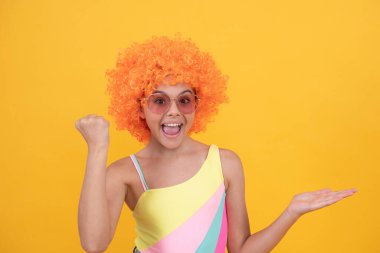 Başarıyı kutlamak. 1 Nisan şakası. Mutlu çocukluk. Doğum günü partisi. Komik çocuk.