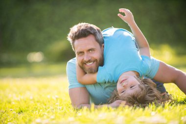 Mutlu baba ve oğul parkta eğleniyor. Aile değeri. çocukluk ve ebeveynlik.