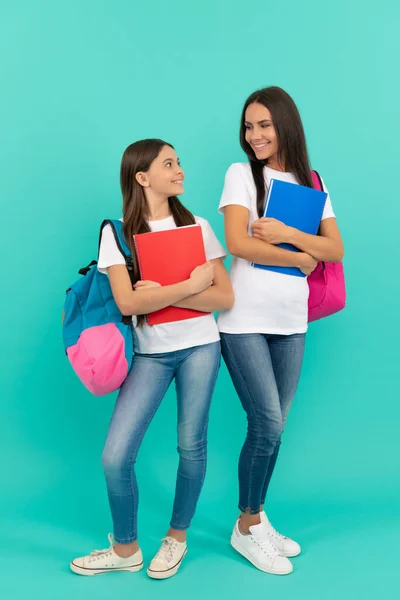 Estudante criança feliz e mãe ou professor segurar livro escolar para estudar, amizade — Fotografia de Stock