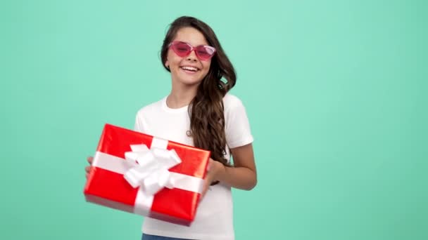 Šťastný dospívající dívka v sluneční brýle držet dárek box, nákup — Stock video