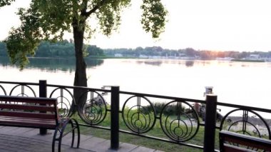 Nehirde koşan kaslı vücutlu genç adam akıllı saati kontrol ediyor, günaydın.