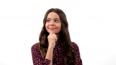 Düşünen çocuk karar veriyor ve parmak kaldırıyor. Beyazların izole ettiği fikirden esinlenerek, ilham alarak.