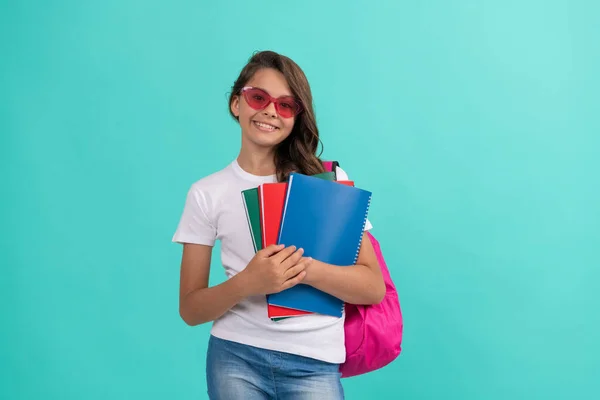 Chica adolescente feliz con mochila y copybook en gafas de sol listo para estudiar en la escuela, de vuelta a la escuela — Foto de Stock