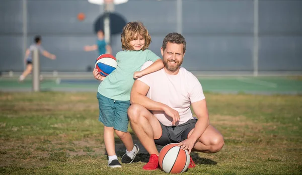 Feliz padre y niño jugando baloncesto con pelota al aire libre, deporte — Foto de Stock
