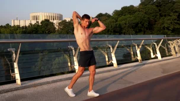 Muscular man showing off posing like bodybuilder outdoor, bodybuilding — Stock Video