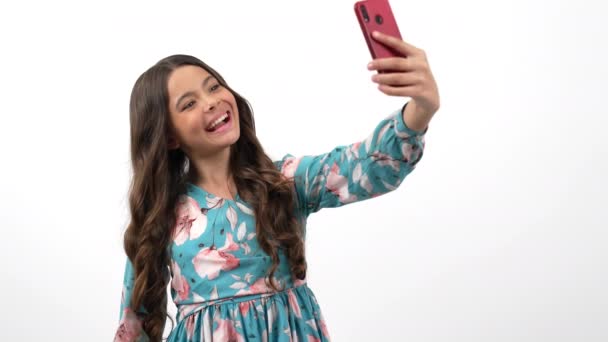 Enfant heureux faisant selfie sur smartphone avec geste de paix et message texte, communication moderne — Video