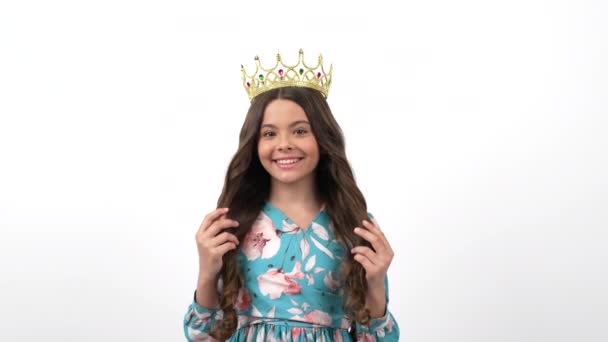 Charmante glückliche Kind Aktien Festzug Königin Krone isoliert auf weiß, selektiven Fokus, Ruhm — Stockvideo
