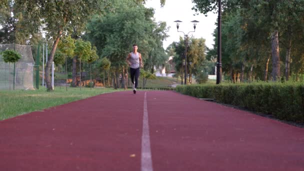 Aktive Männer Speedrunner Laufen auf der Bahn, Distanzlauf — Stockvideo