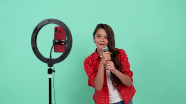 Singer kid blogging light lamp singing with microphone, music — Stok Video