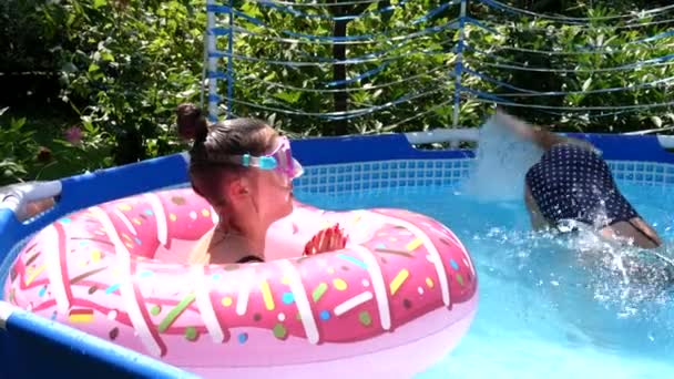 Los niños en máscaras de natación bucean en la piscina al aire libre en el soleado día de verano, buceando — Vídeos de Stock