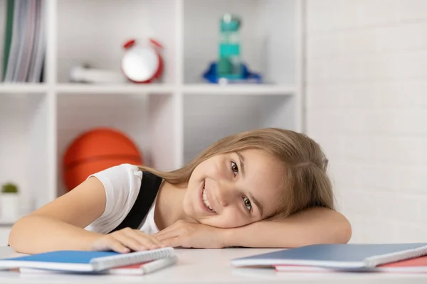 Étudiant adolescent souriant. l'éducation. écolière avec cahier. retour à l'école. — Photo