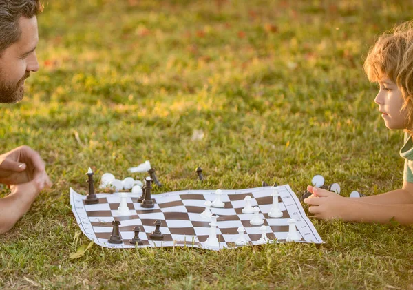 Padre e hijo jugando ajedrez en Park. Día de los padres. unión familiar feliz. paternidad —  Fotos de Stock