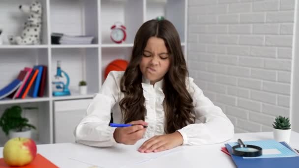 Alegre colegiala en uniforme escolar escribir en cuaderno, infancia — Vídeos de Stock