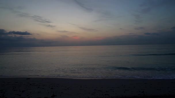 Puesta de sol del paisaje marino en la tarde sobre el mar, paisaje nublado — Vídeo de stock