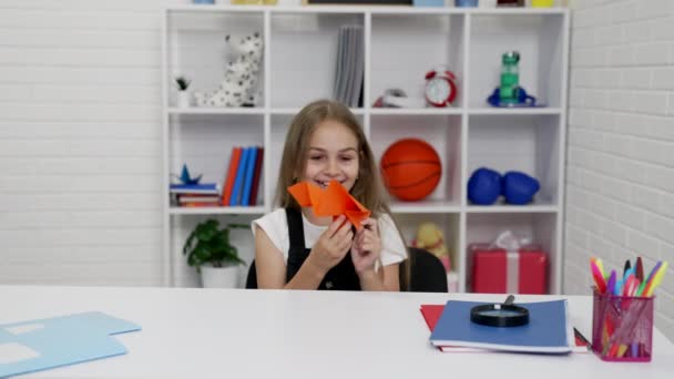 Lachen kind met plezier gooien papier vliegtuig op school les in de klas, terug naar school — Stockvideo