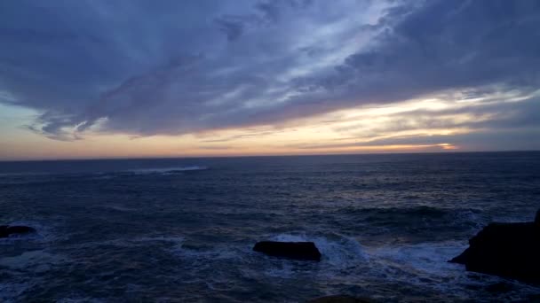 Vågigt havsvatten med dramatisk solnedgång himmel, natur — Stockvideo