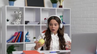 Tembel genç kız internetteki kulaklık dersinde elmayla oynamayı bıraktı.