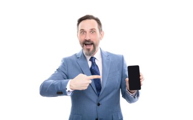 Beyaz fotokopi alanına izole edilmiş modern cep telefonunu sunan boz saçlı patron şaşırdı..