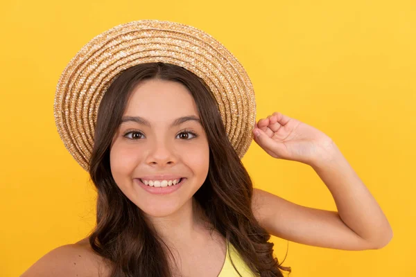 Mi diverto. E 'l'ora dei selfie. bambino indossare cappello di paglia. sorridente ragazza adolescente con i capelli ricci su sfondo giallo. — Foto Stock