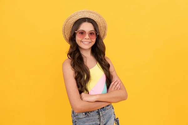 Kindergeluk. Zomer feest look. gelukkig grappig kind in bril en stro hoed. — Stockfoto