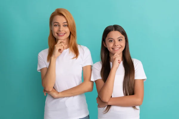 Vriendschap. Gelukkige jeugd. Emoties uiten. nadenkende moeder en dochter. — Stockfoto