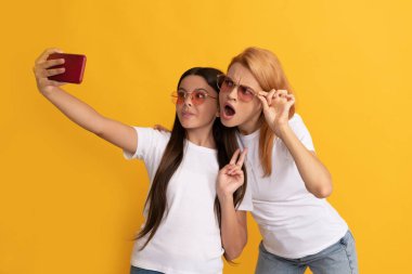 Neşeli anne ve kızı akıllı telefondan selfie çekiyor, aile selfie 'si.