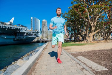 Spor giyiminde etkin koşucu gezinti güvertesinde koşar, koşar