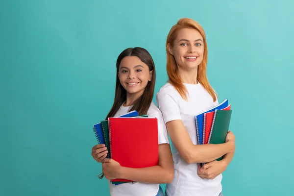 Privéleraar en kind met copybooks. Familie hulp. moeder en dochter hebben notitieboekje — Stockfoto