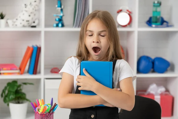 Lección para niño sosteniendo copybook. La colegiala sostiene el cuaderno. de vuelta a la escuela. educación infantil. — Foto de Stock