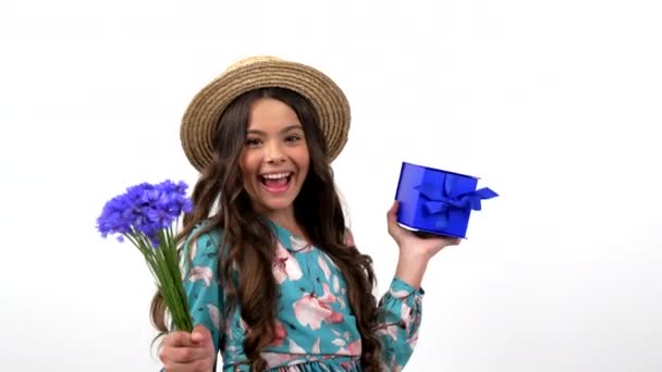 Niño feliz en verano sombrero de paja girando con flor silvestre centaurea y caja actual, alegría de primavera — Vídeo de stock