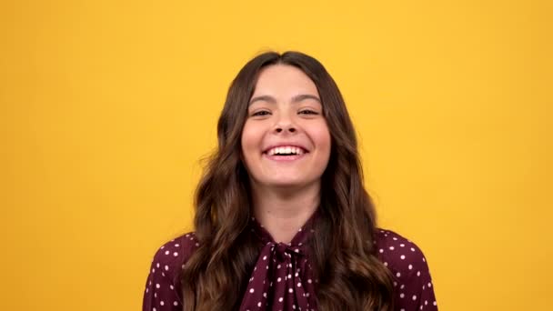 Retrato de niño feliz riendo en broma sobre fondo amarillo, risa — Vídeos de Stock