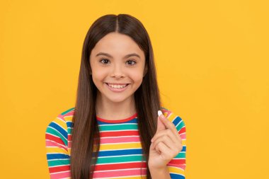 Gıda takviyesi. Doğal hap ürünleri olan bir kız. vitamin ürünü sunuluyor.