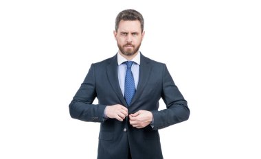 Ciddi profesyonel adam resmi takım elbise giyme kuralını ayarlıyor. Beyaz ve resmi kıyafetlerle izole edilmiş.