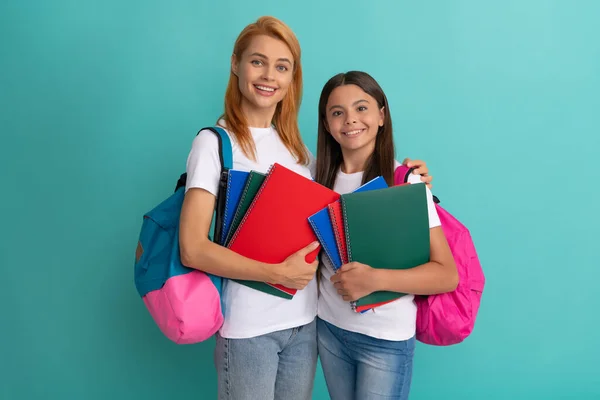 De volta à escola. educação infantil. aluna alegre e estudante. mãe e adolescente menina estudo — Fotografia de Stock