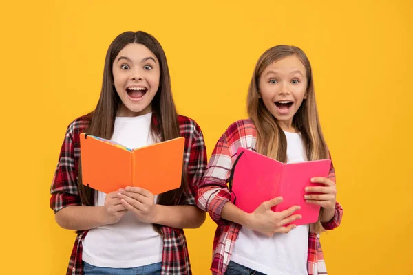 Užaslé děti v ležérní kostkované košili baví čtení knih, úžas — Stock fotografie