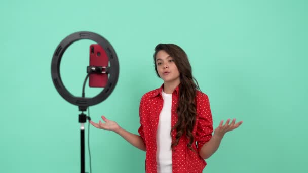 Leende tonåring flicka talar på kameran online kurser i skolan e-lektion, online-utbildning — Stockvideo