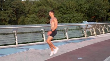 Sporcu adam bacağında yüksek bir yükselme ve hareketle koşuyor.