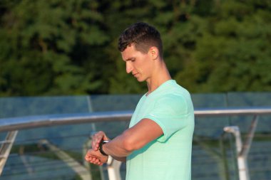 Sonuçlarını analiz ediyorum. Antrenmandan sonra nöbet saatini kontrol et. Egzersiz zamanı. Spor zamanı.