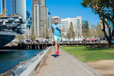 Benim hızım. Gezinti güvertesinde enerjik bir adam koşuyor. Spor giyim sektöründe erkek koşucu. Çalışma alıştırmaları