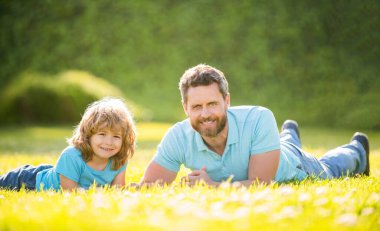 Babalar günü. Mutlu baba ve oğul parkta eğleniyor. Aile değeri. çocukluk ve ebeveynlik.