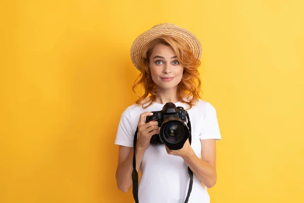 Sorrindo fotógrafo ruiva mulher com câmera em chapéu de palha fazendo foto, fotografia — Fotografia de Stock