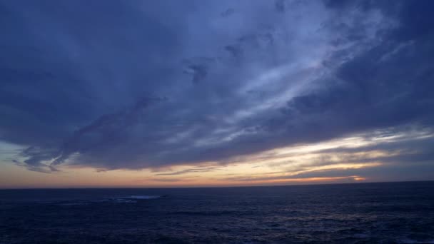 Закат океана на морской воде с закатом неба, облачный пейзаж — стоковое видео