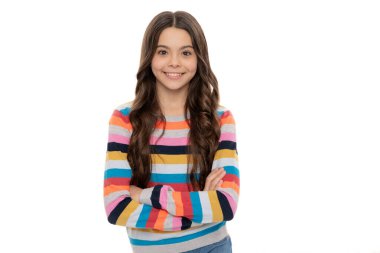 Çocuğun için mükemmel bir tarz. Moda çocuğu modeli beyazdan izole edilmiş. Mutlu çocuk kollarını kavuşturdu.