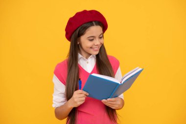 Okula dönüyorum. Berelineşeli çocuk çalışmaya hazır. Gülümseyen çocuk notlar alıyor. genç öğrenci.