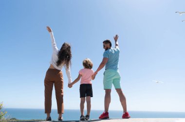 Anne, baba ve çocuğun ailesi gelecekte el ele tutuşacak. Yazın, arka planda, evlat edinmede.