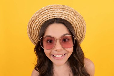 Moda aksesuarı. Olumlu duygularını ifade et. Yüz portresi. çocukluk mutluluğu.