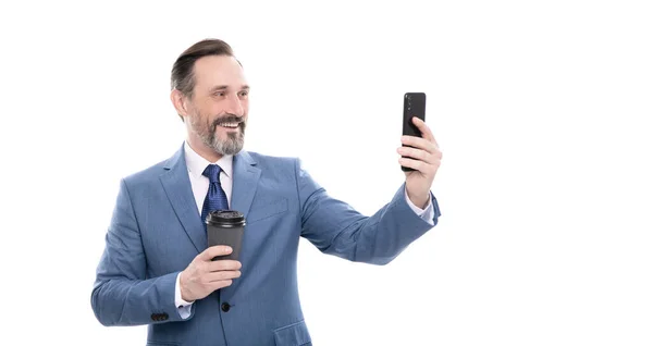 Vlogger mit Handy trinken Kaffee. Videoblog auf dem Smartphone. Bloggen am Telefon. — Stockfoto