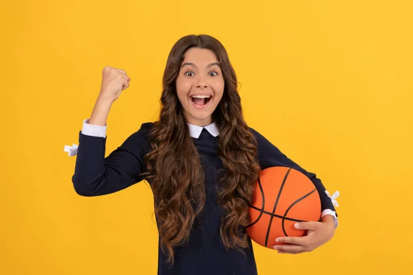 Ganhar o jogo. desporto e passatempo. actividade de Verão. menina adolescente com bola de basquete. — Fotografia de Stock