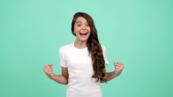 Портрет счастливого ребенка длинные вьющиеся волосы празднуют успех, счастье — стоковое видео