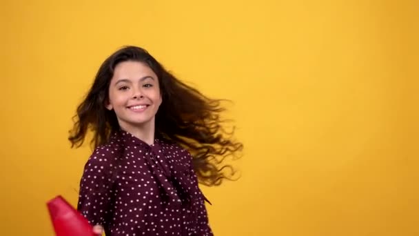 Niño feliz largo hermoso cabello rizado saludable que presenta champú, espacio para copiar, salud del cabello. — Vídeo de stock